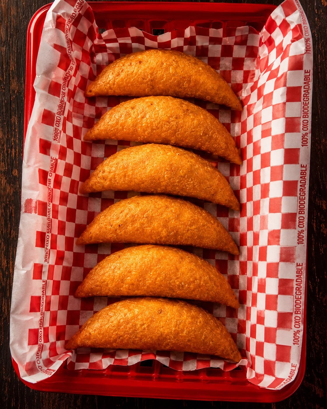 Bandeja con empanadas JK recién hechas